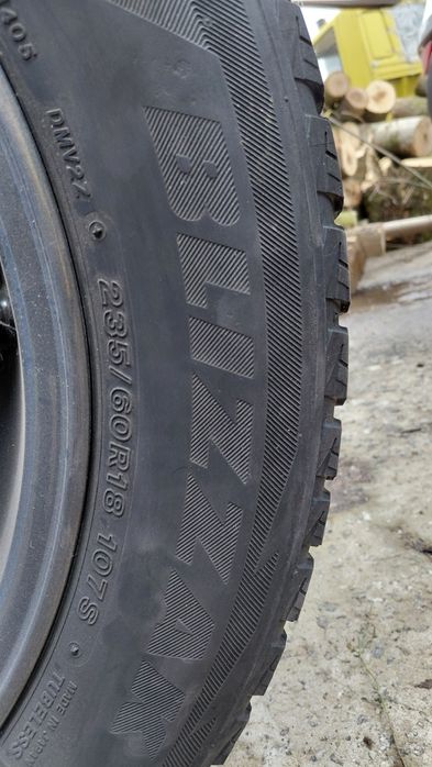 Продам комплект Bridgestone Blizzak dm-v2 235/60r18