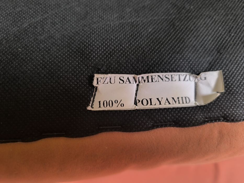 Sprzedam narożnik z pufą . Funkcja do spania  wygodna .