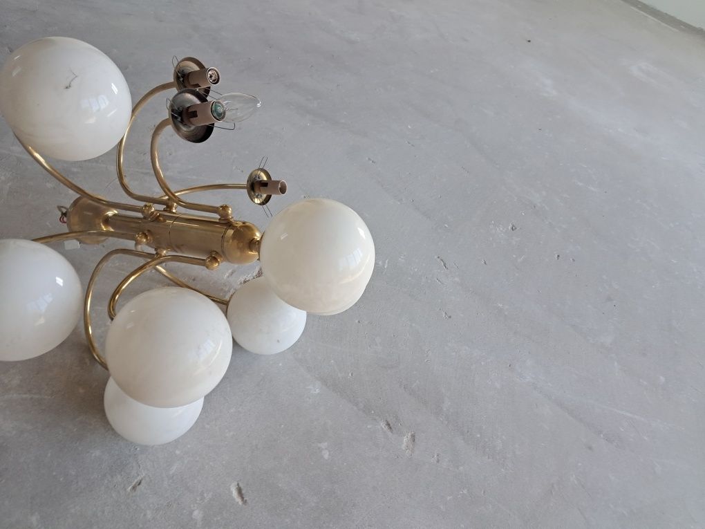 Złota lampa żyrandolowa z białymi kloszami