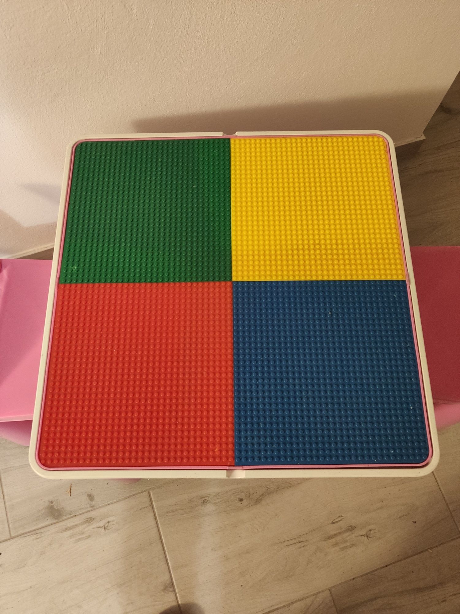 Stolik z blatem na klocki LEGO z 2 krzesełkami Tega Baby różowy