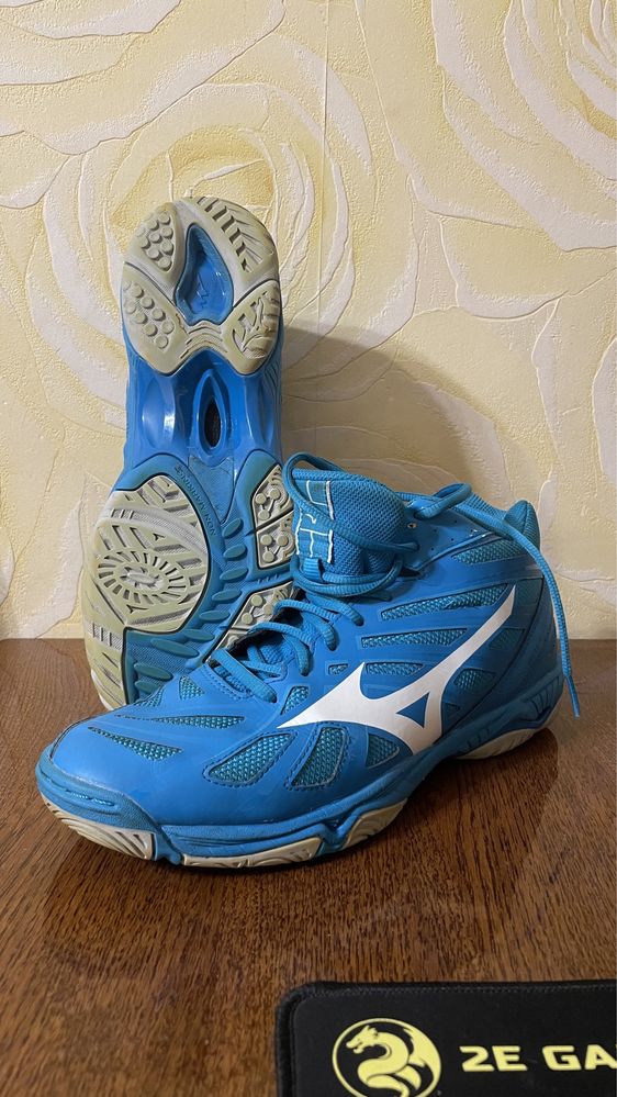 mizuno wave hurricane 3