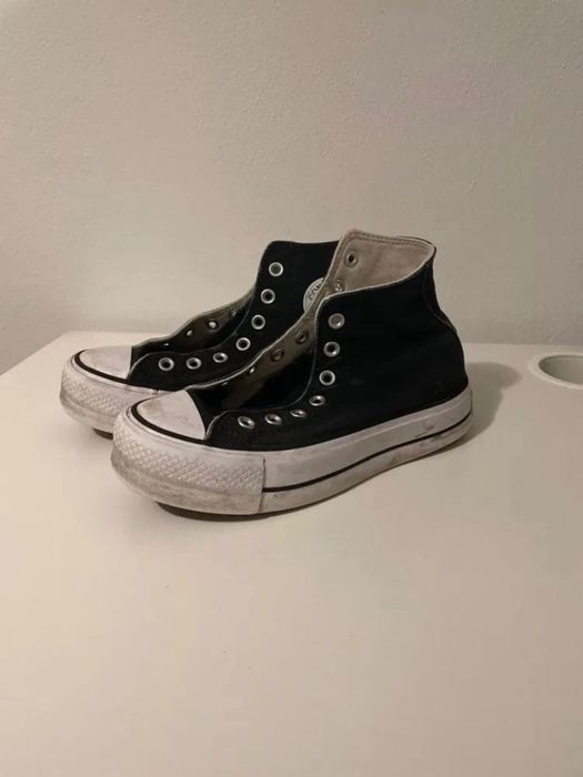Converse pretas de plataforma