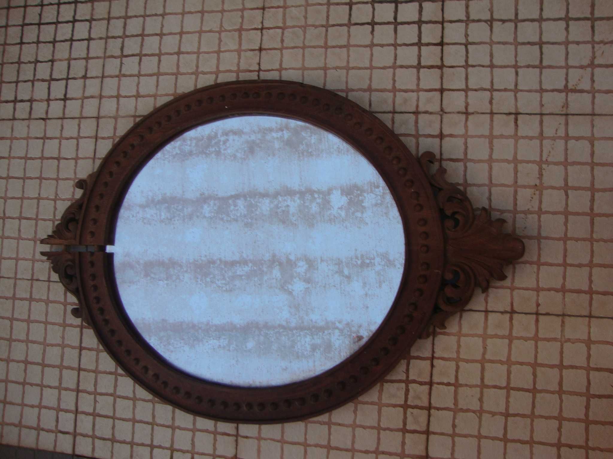 Espelho decorativo forma oval., em moldura muito antiga, 89x60cm