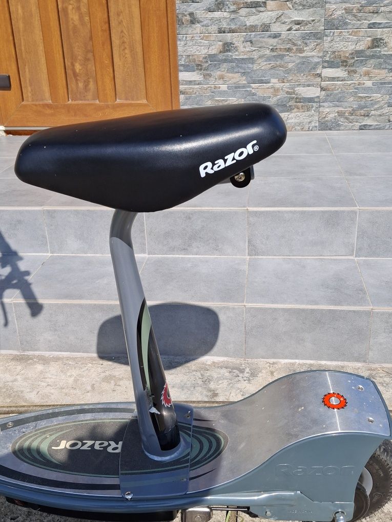 Електросамокат Razor з сидінням