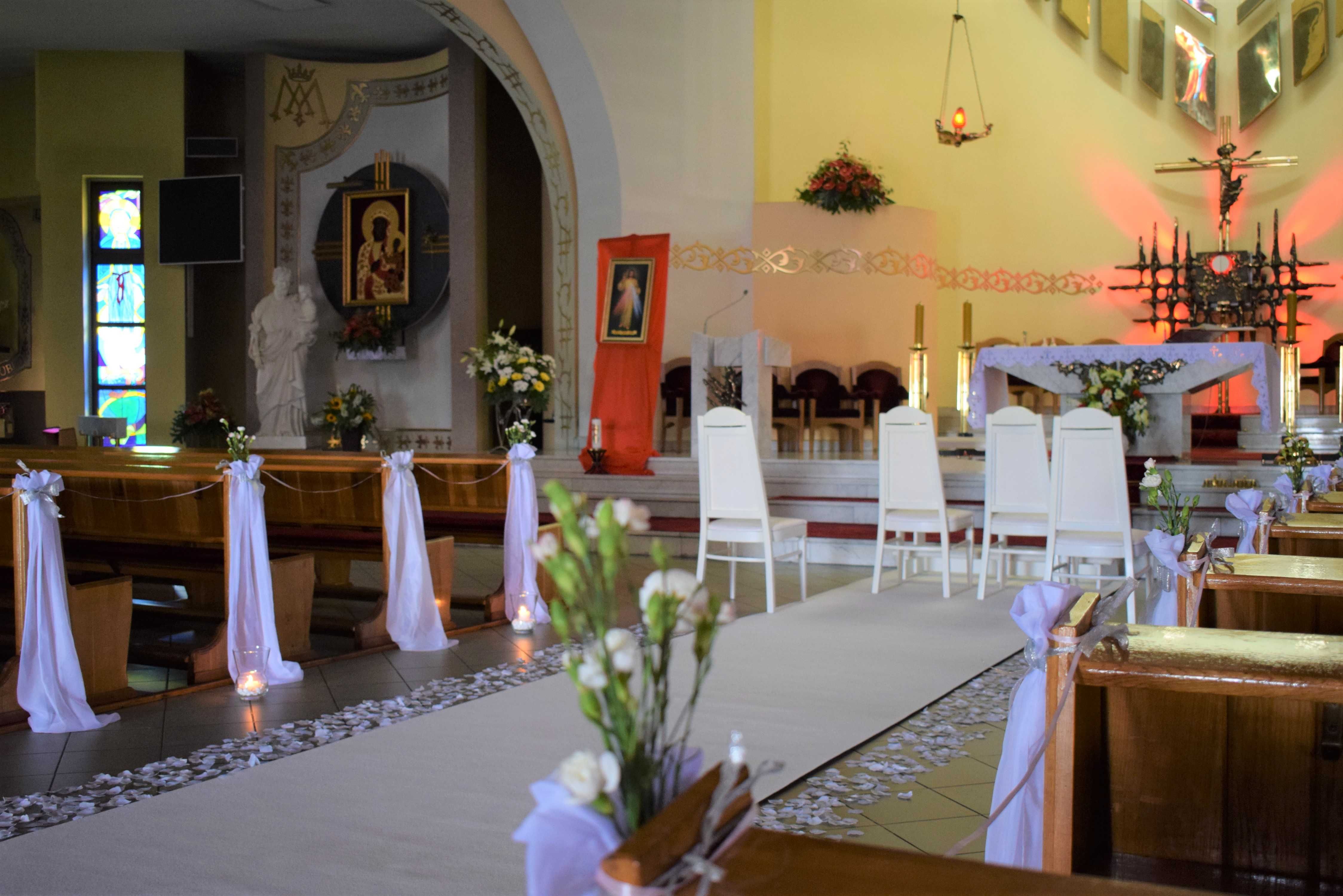dekoracja kościoła, ślub, wesele, biały dywan, dekoratorka, flortysta