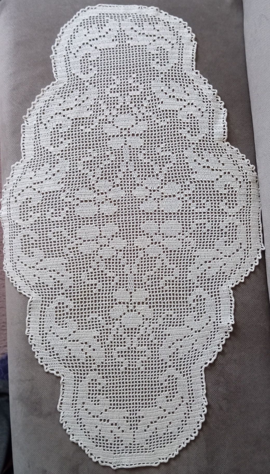 Biała szydełkowa serweta, wymiary: 100 x 60 cm