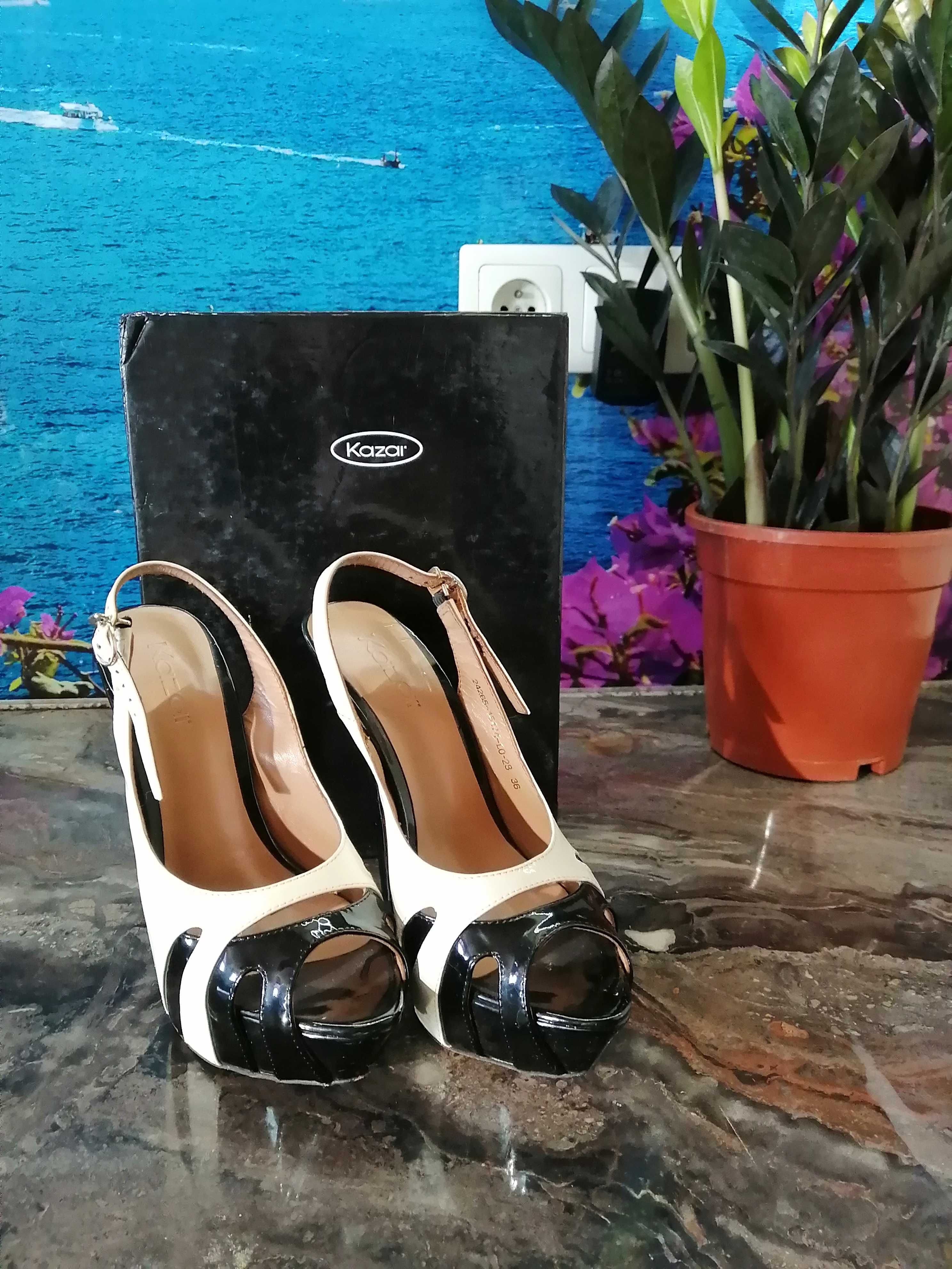 Czarno-białe lakierowane sandały na szpilce Kazar