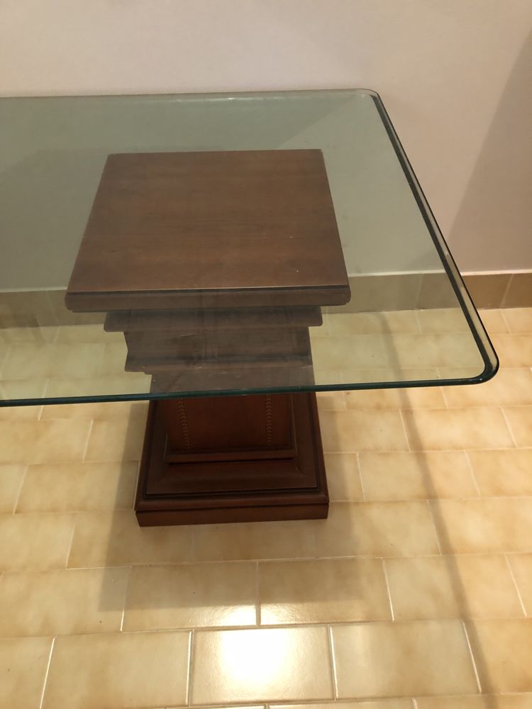 Mesa com tampo de vidro e pés em cerejeira