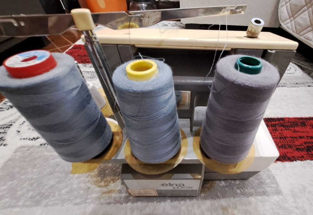 Máquina de costura corte e coze ELNA.
