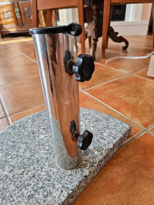 Base em granito e aço inoxidável para chapéu de sol