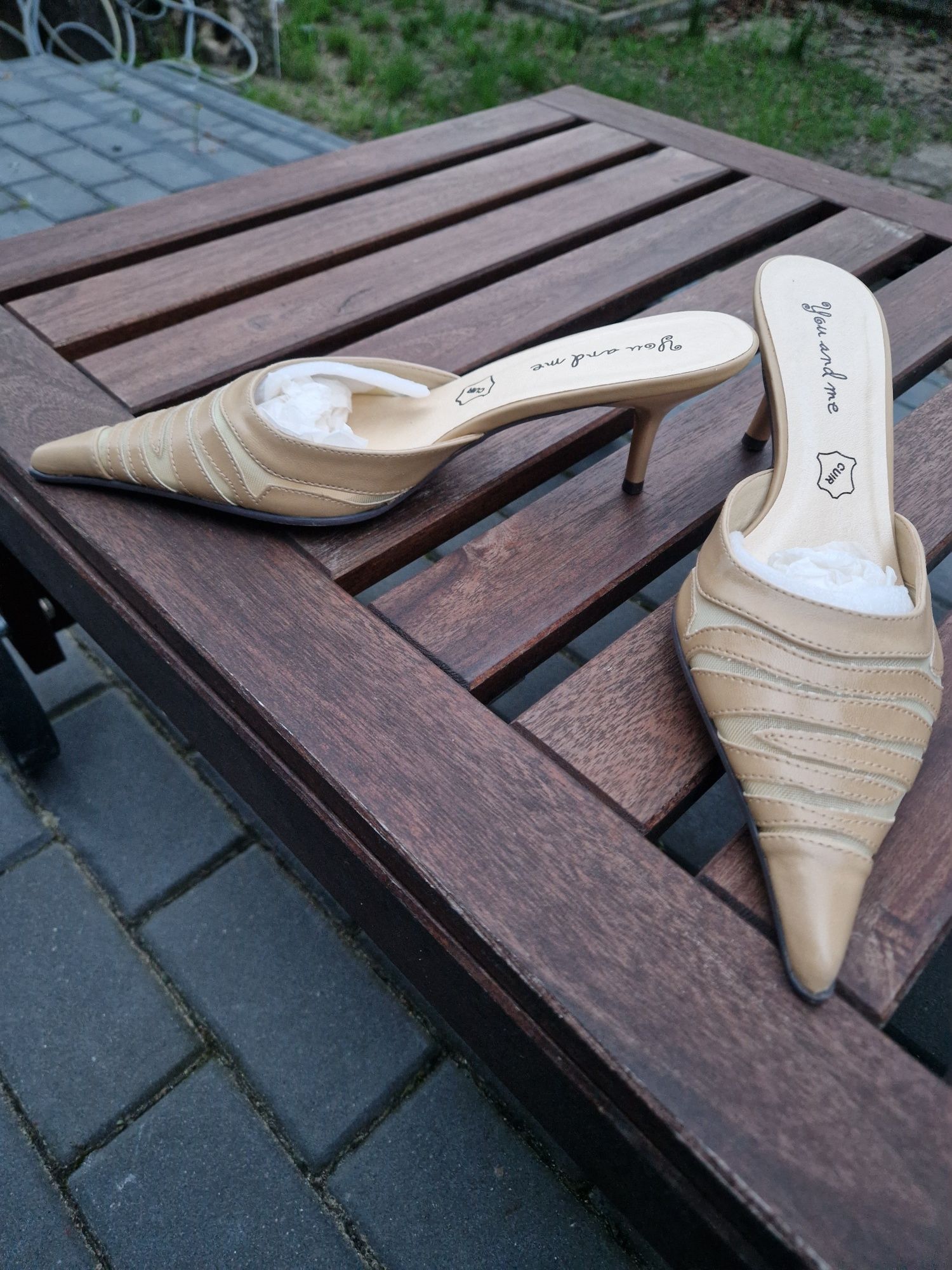 Beżowe buty, "kaczuszki"