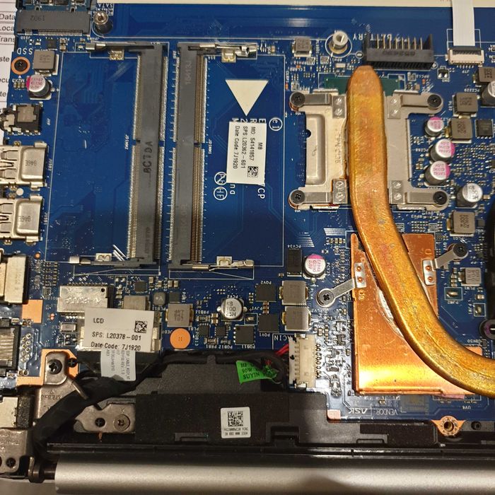 motherboard de um HP 15-da, processador i5-8250, testada sem anomalia