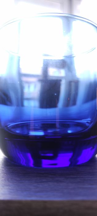 Piękna kobaltowa szklanka