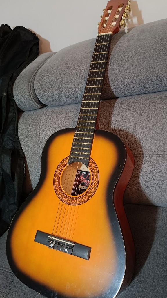 Sprzedam gitarę z pokrowcem.