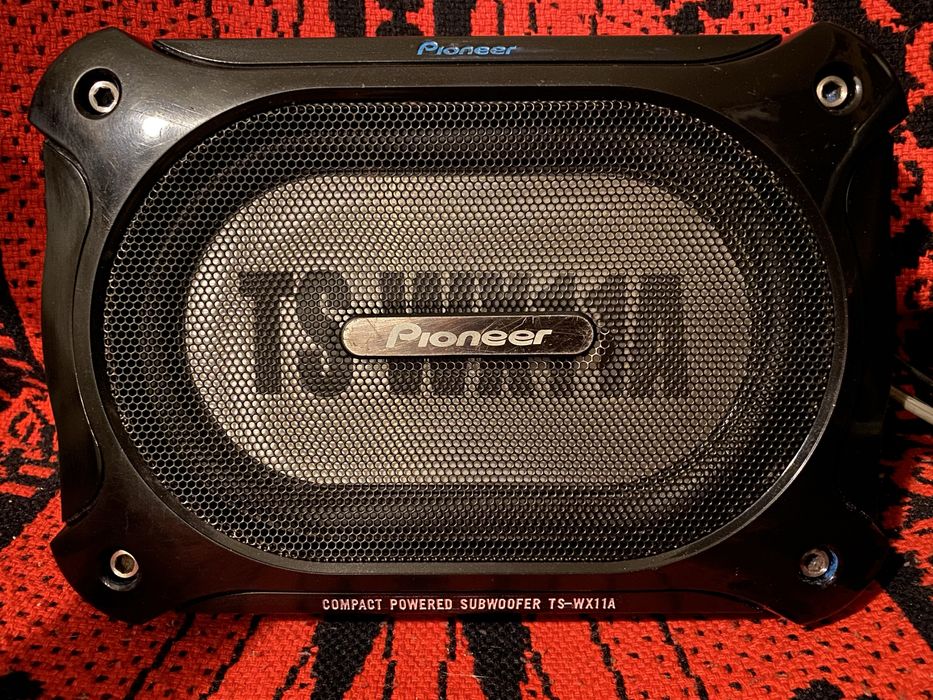 Subwoofer samochodowy, aktywny, marki Pioneer.