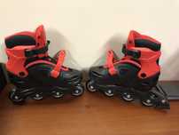 Patins em linha com capacete e proteções