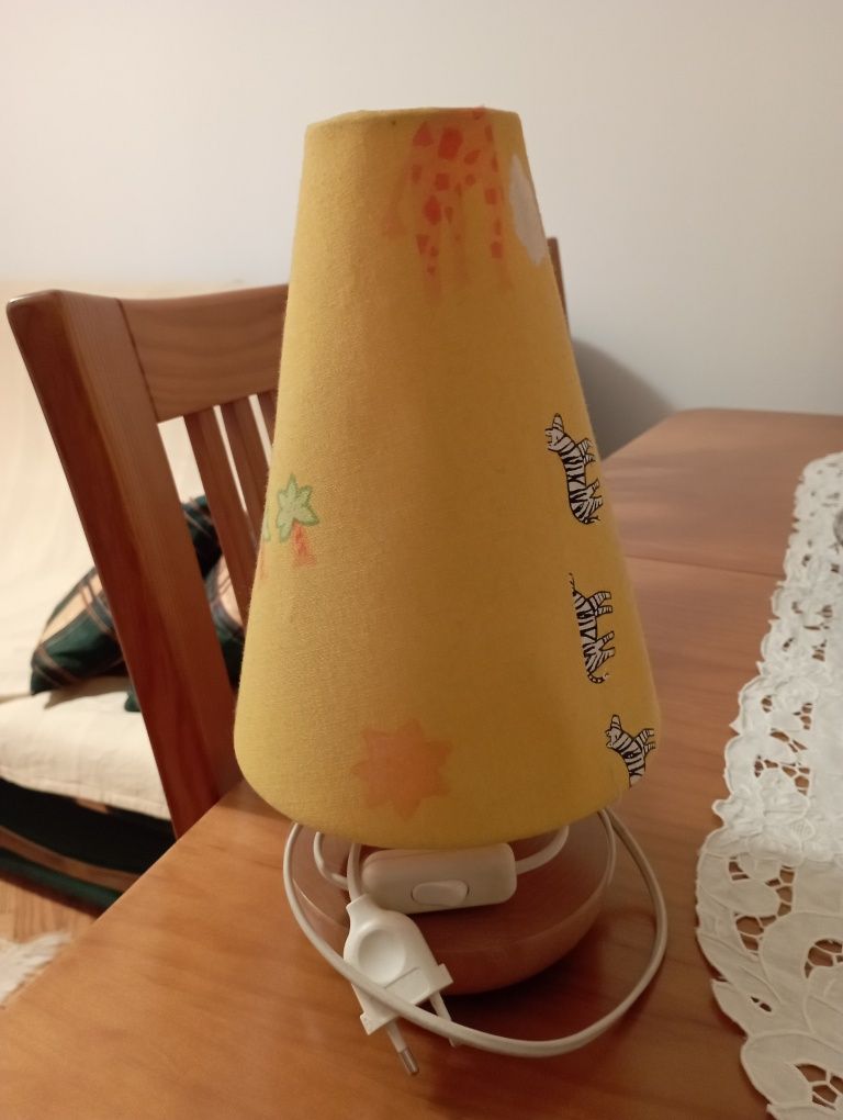 Candeeiro de mesa de cabeceira de criança amarelo com desenhos