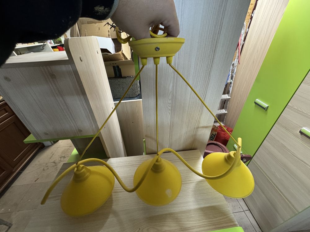 Piekna żółta lampa potrójna