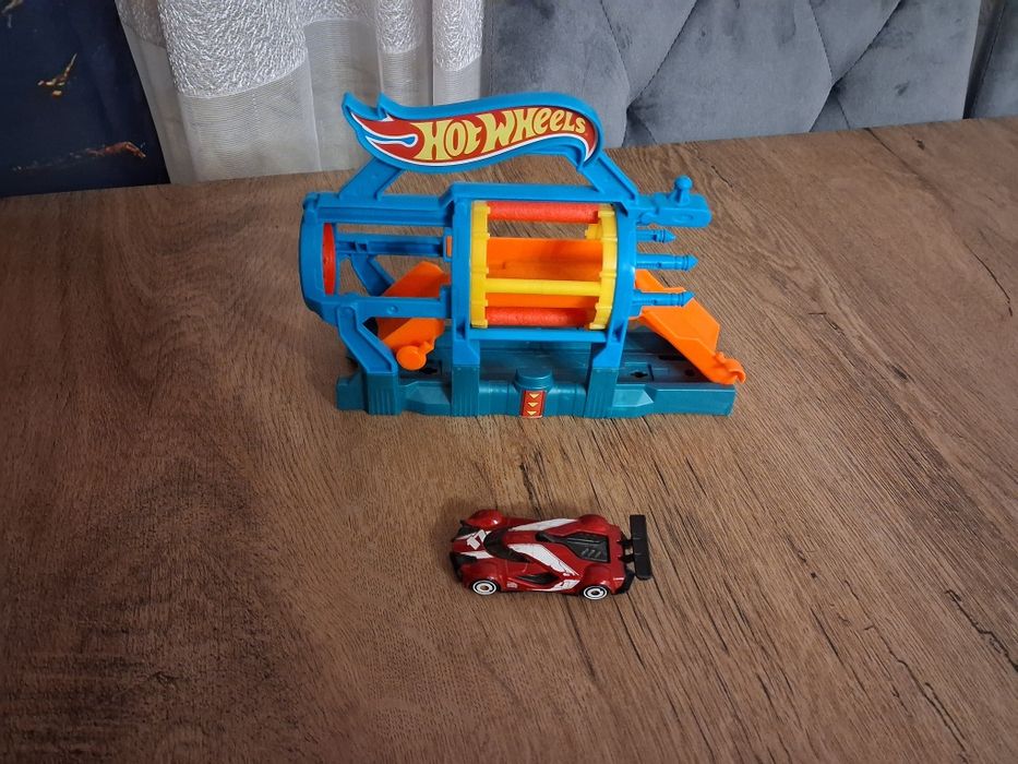 Zestaw Hot Wheels City Turbo Myjnia Samochodowa + Autko