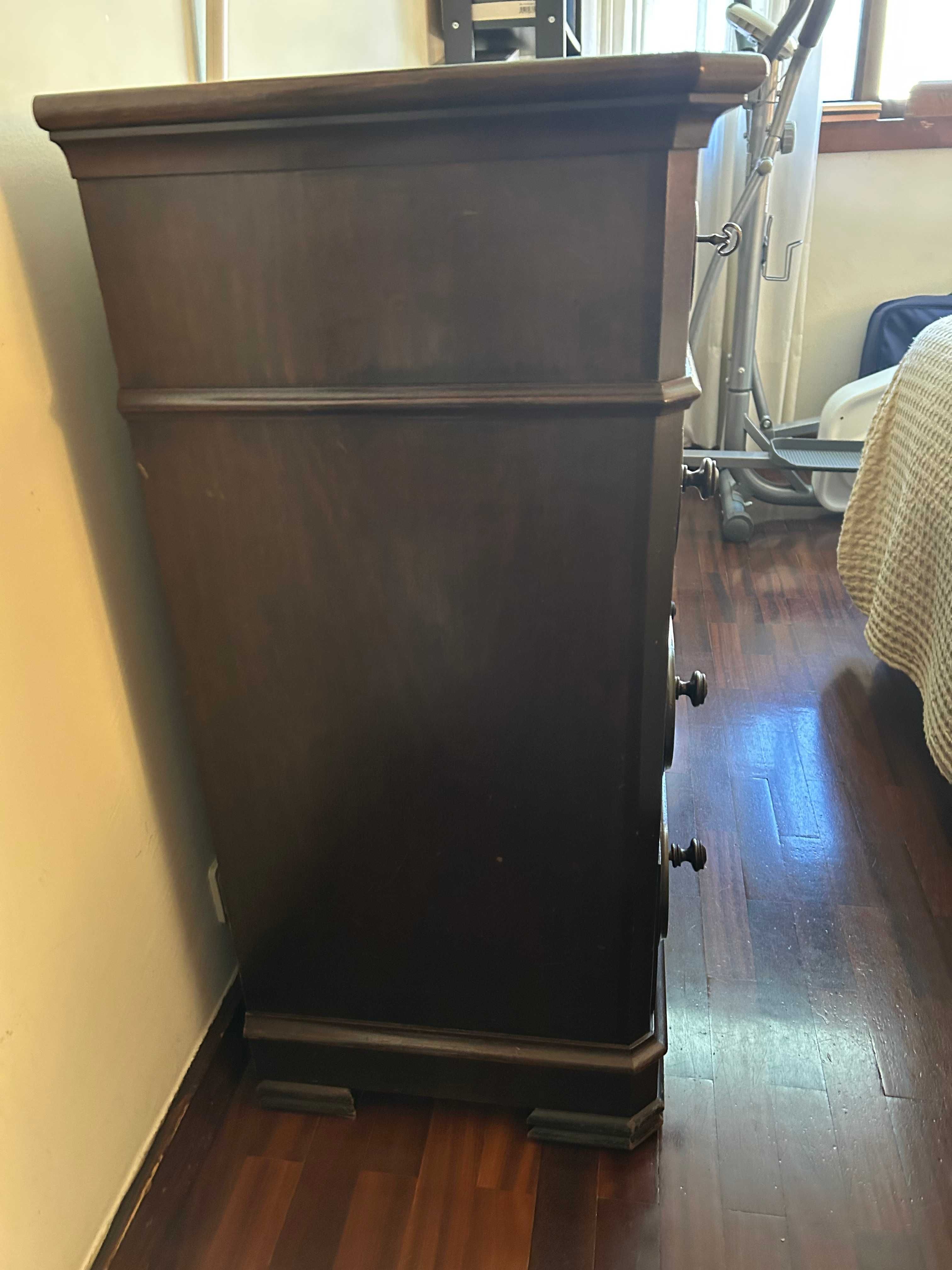 Cómoda  Quarto com bastante arrumação