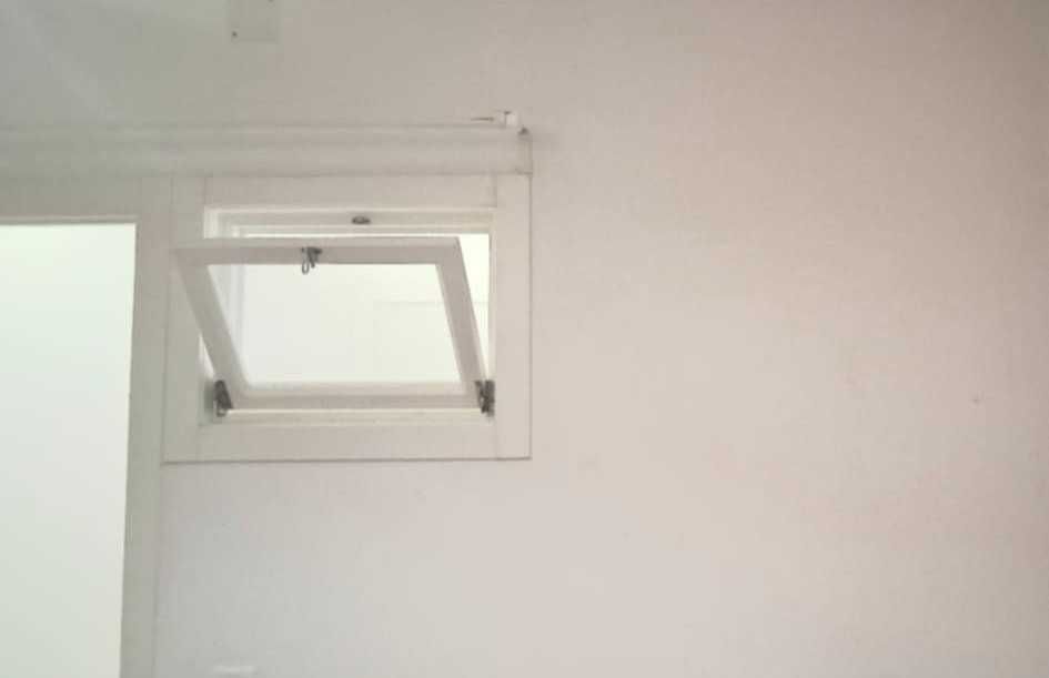 Quarto Moscavide linha vermelha janela interior so meninas Girls only