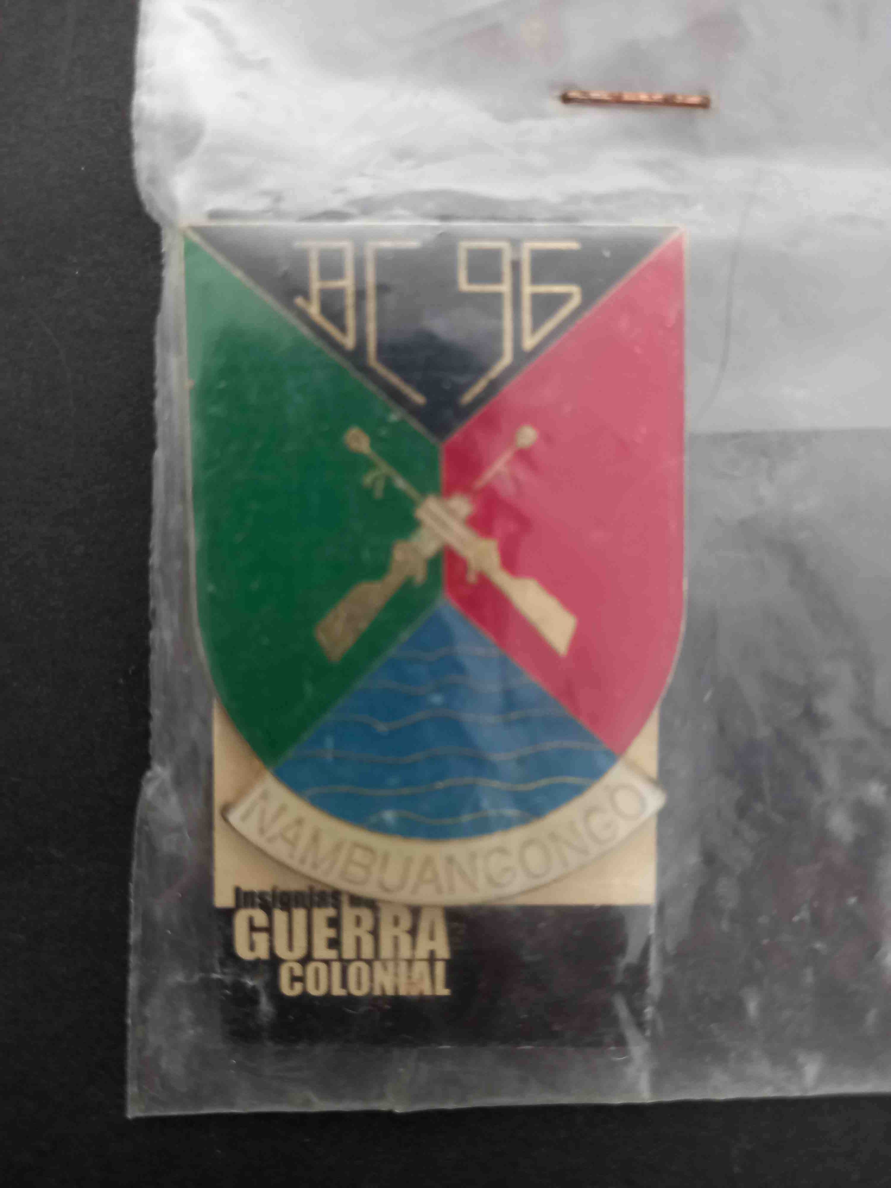 Crachás/Insígnias da Guerra Colonial - Coleção do Diário de Notícias