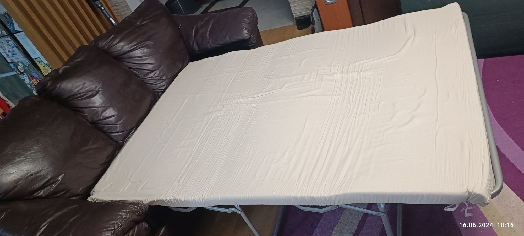 Skórzana sofa z funkcją spania na sprężynach
