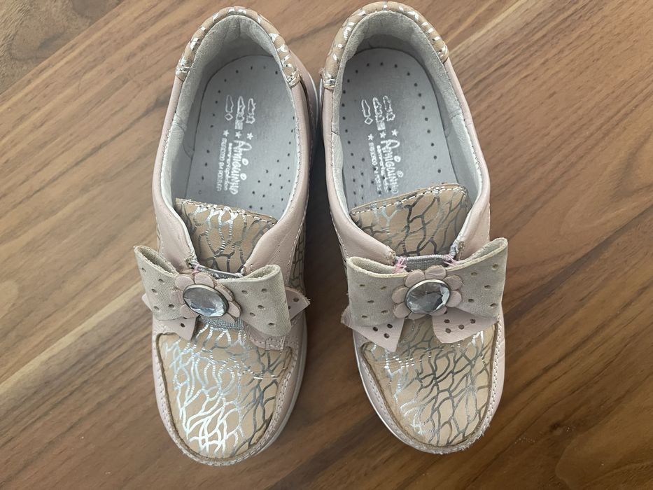 Sapatos cor de rosa, bege e prateado com laço
