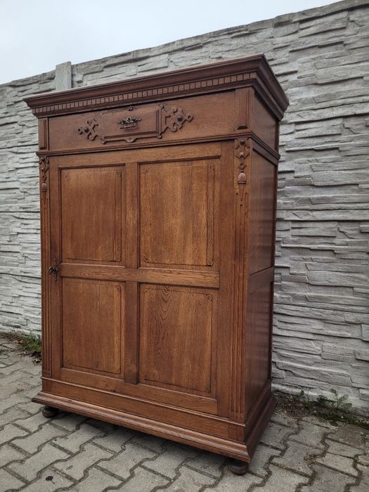 Dębowa szafa-bielizniarka.