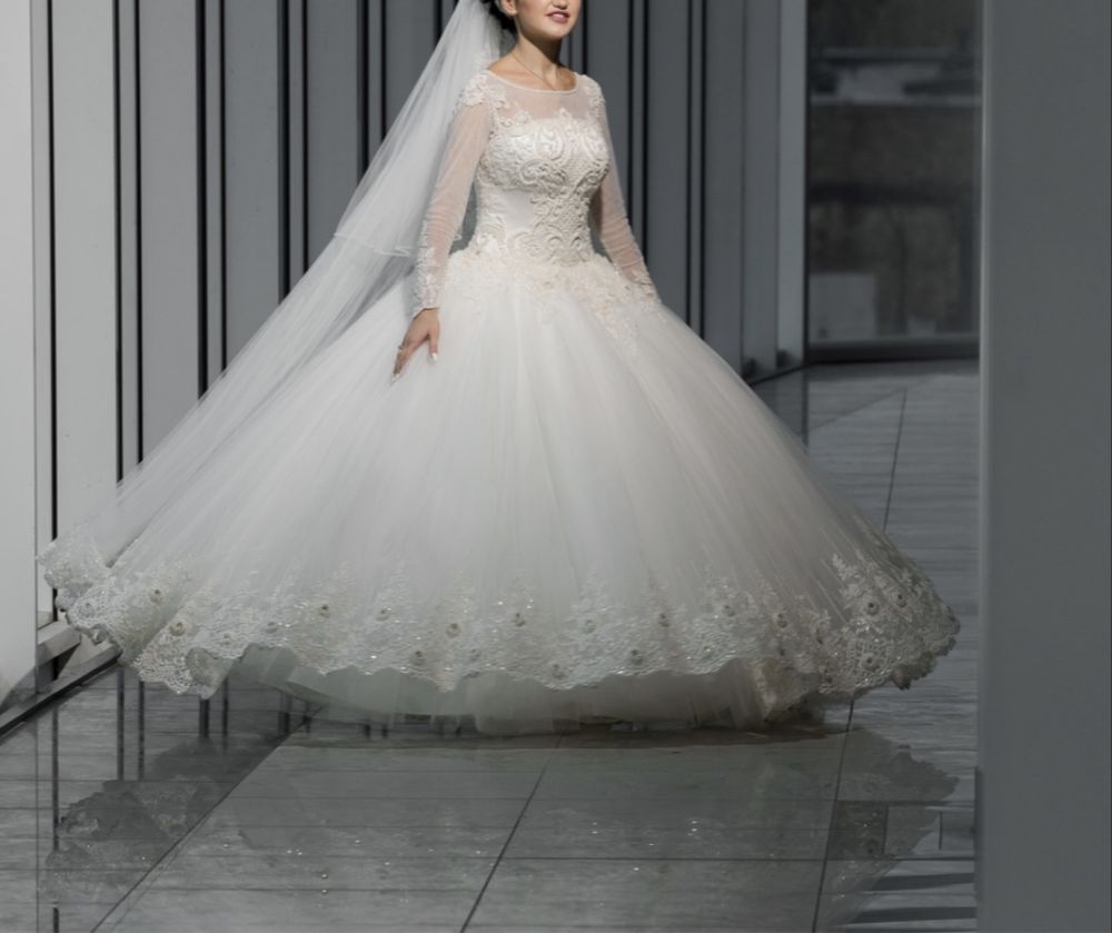 Весільна сукня, пишна з корсетом