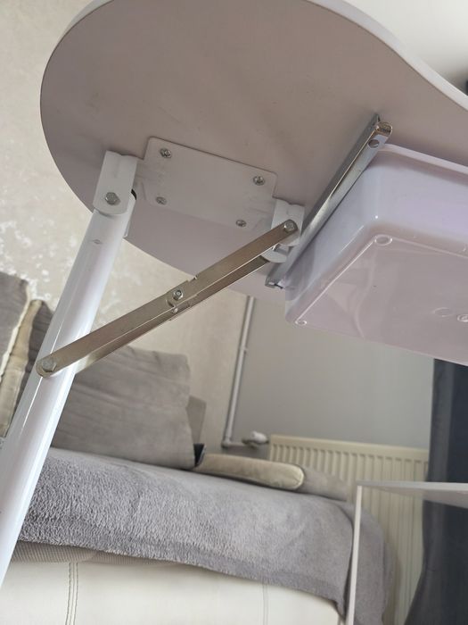 Stolik przenośny do manicure
