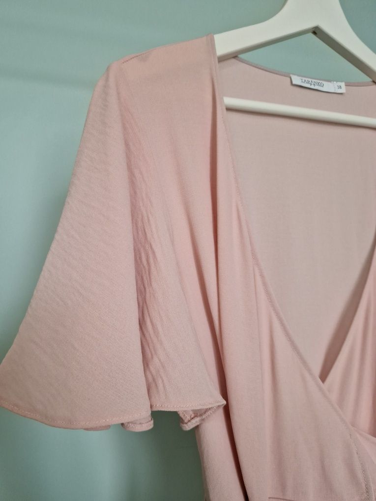 Pudrowo różowa sukienka midi kopertowa wiązana elegancka Taranko
