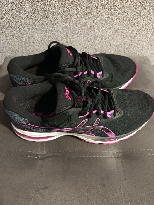 Продам жіночі кросівки в чудовому стані!