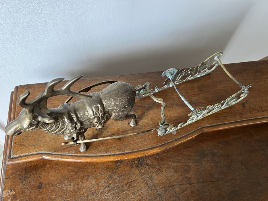 Mosieżny Jeleń ciagnacy sanie