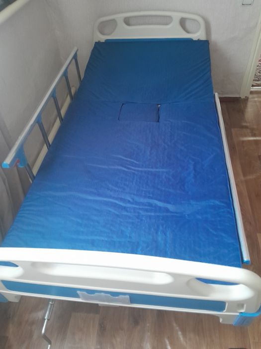 Механічне медичне 2-секційне ліжко Supretto на колесах (8555-0001)