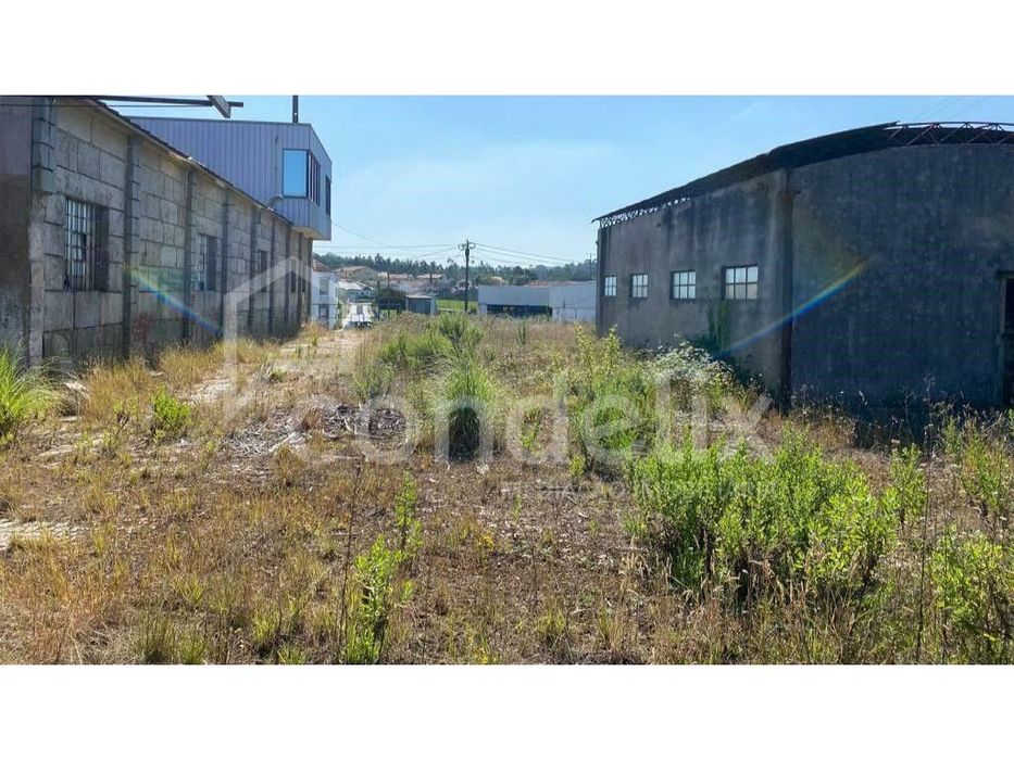 Armazém com terreno em Santa Maria da Feira
