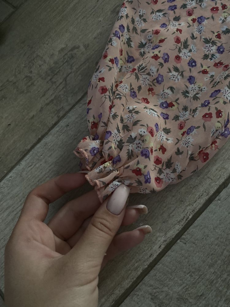 Легкое розовое платье с цветочным принтом на лето