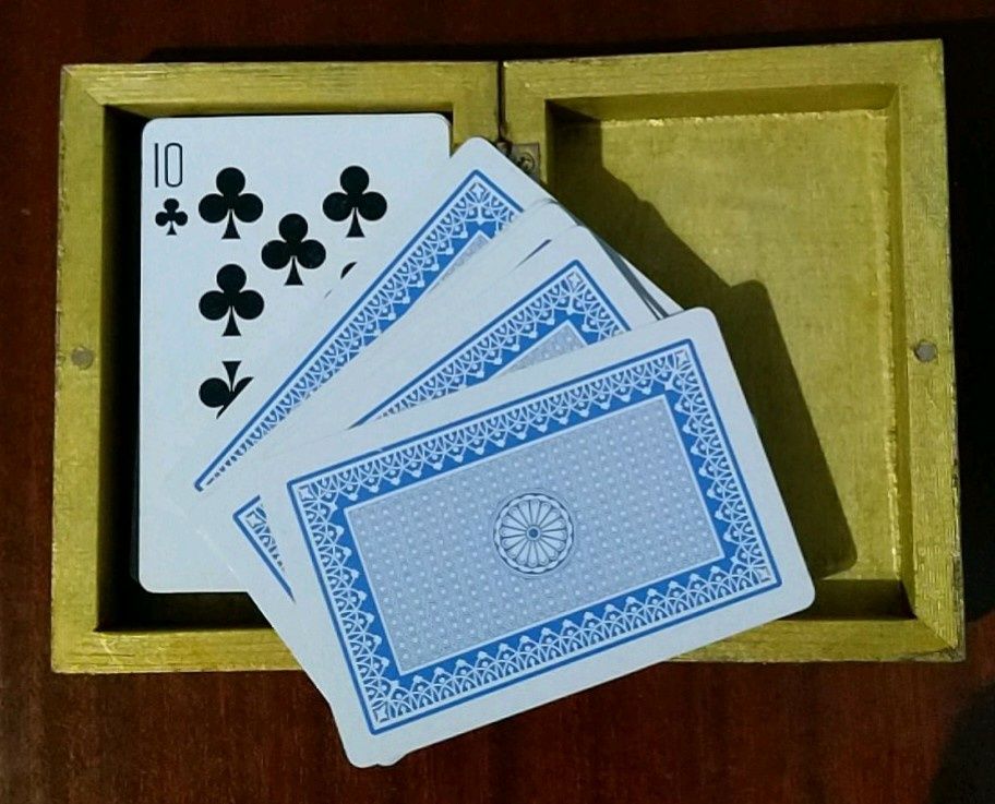 Baralho de cartas com caixa em madeira
