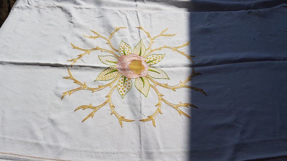 Toalha de linho muito antigo bordado a mão 3 metros por 1 e meio