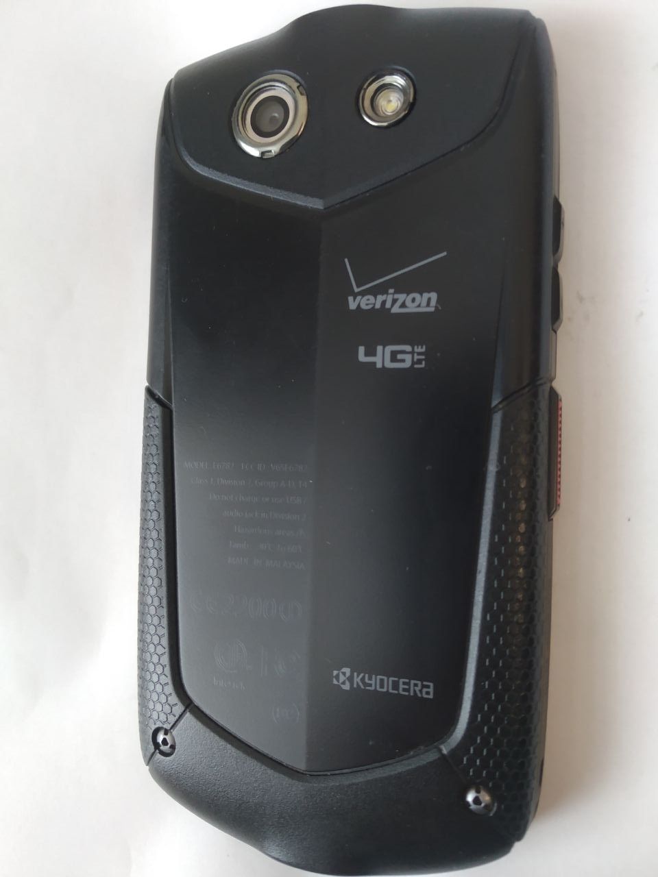 Захищений смартфон Kyocera Brigadier E6782 потребує прошивки.