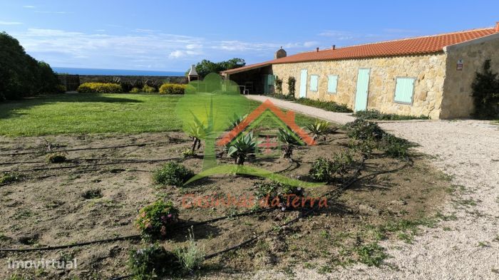 Terreno rústico com vista de mar e casa