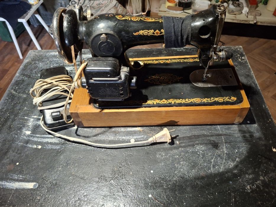 Продаётся швейная машинка  с электроприводом.