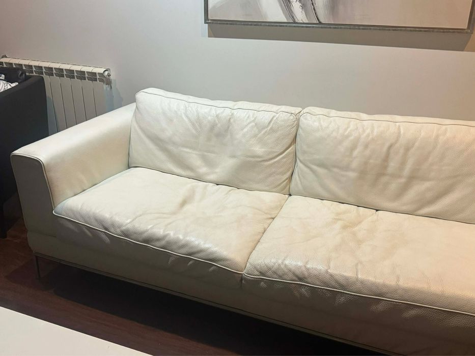 Sofa em pele branca