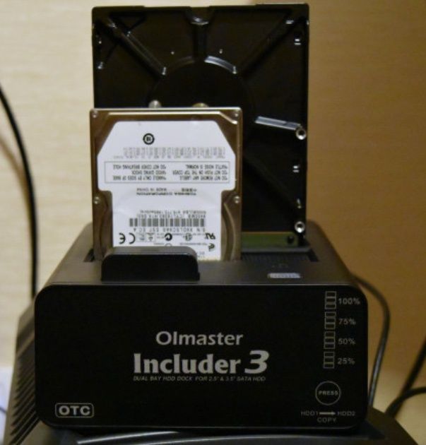 Док станція на два жорсткі дискі.