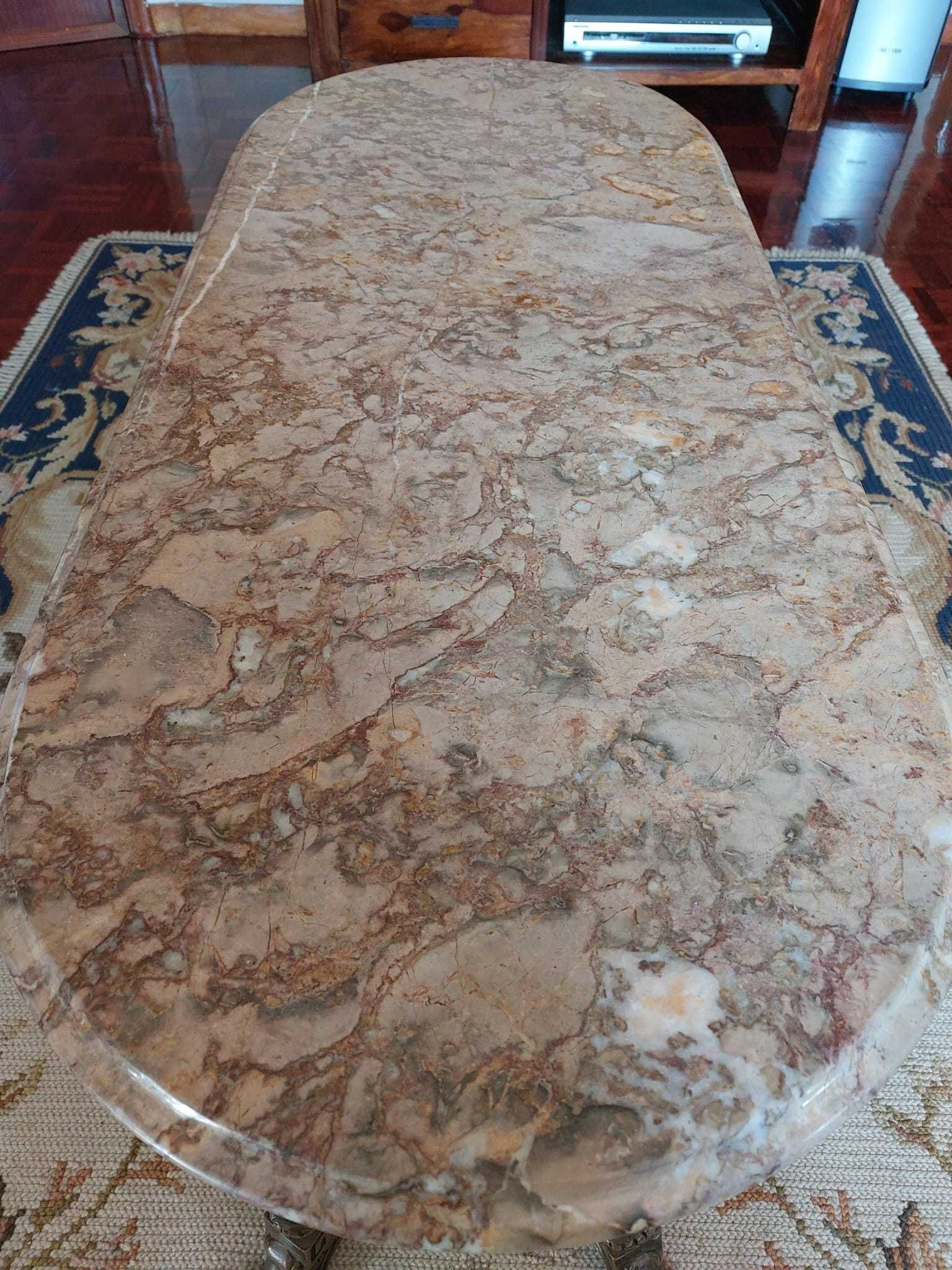 Mesa de sala de estar em pedra com base em latão