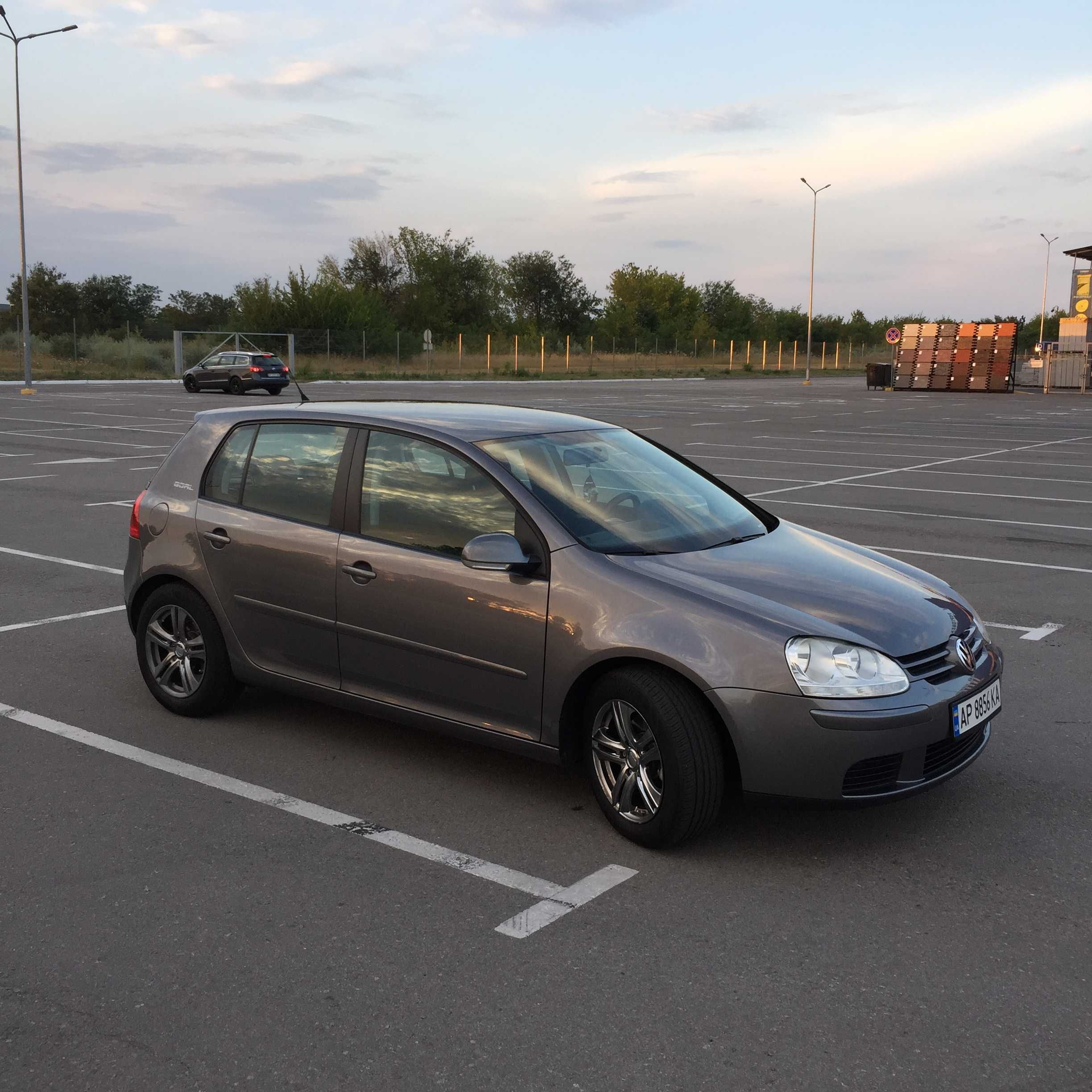 Любимый ухоженный автомобиль Golf 5 1.6 mpi bse