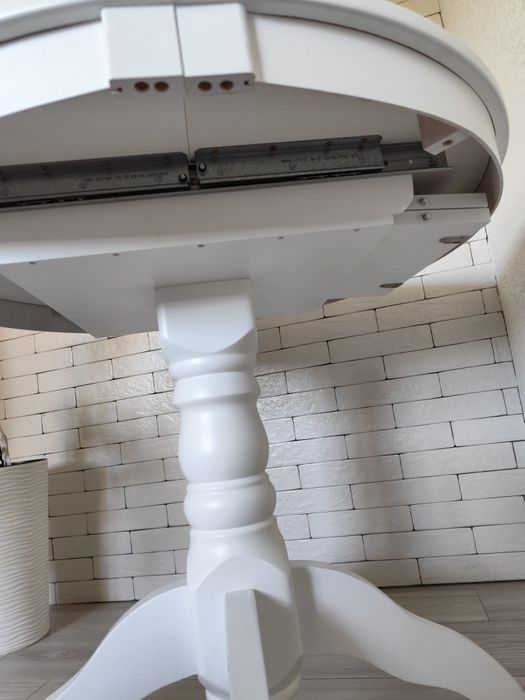 Стіл новий стояв як зразок