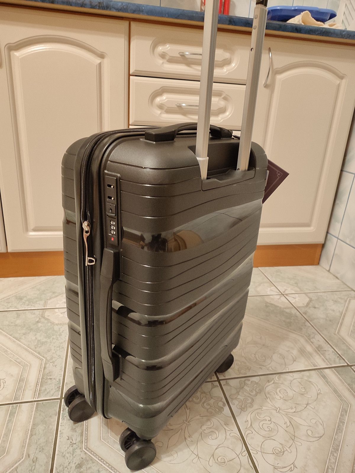 Nowa elegancka czarna walizka podróżna