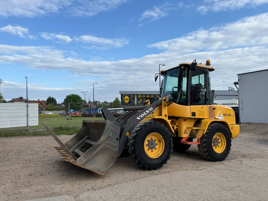 Volvo L 30 G  Ładowarka kompaktowa VOLVOL 30G , łyżka + widły , stan bdb