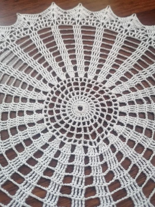 Rozm. 28 cm, Biała serwetka ręcznie robiona